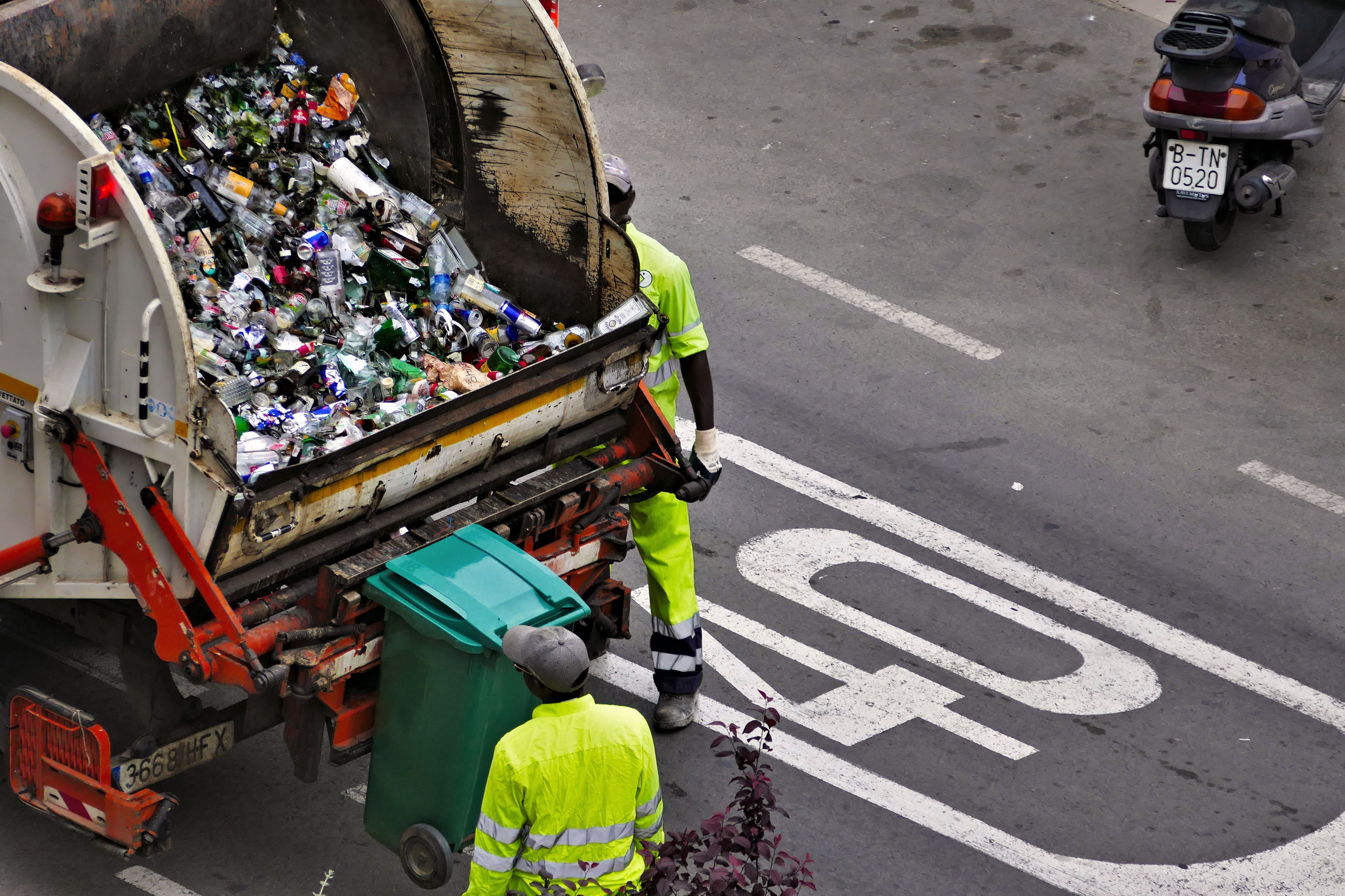 Bild eines Müllwagens und Arbeitern